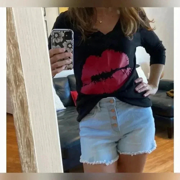 Norma Kamali Kiss Lips Quarter Sleeve Shirt - Picture 3 of 6